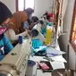 Sejumlah pengusaha UKM di bidang konveksi tengah sibuk memproduksi masker untuk memenuhi kebutuhan masyarakat ditengah pandemi covid-19. Foto (Liputan6.com / Panji Prayitno)