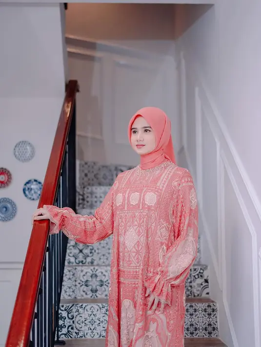 Dipadukan dengan celana kulot putih, gaya modest fashion-nya tampak begitu effortless namun tetap elegan.  [@tissabiani].