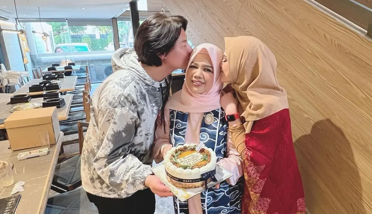 Roger memang dikenal dekat dengan ibu mertuanya. Begitu saling menyayangi, siapa sangka dulu perjuangan Roger untuk mendapat restu dari orangtua Cut Meyriska begitu besar. Kala itu, orangtua Cut Meyriska memang tak kunjung memberi restu. Ibunya pun sampai meminta untuk ditemui di Medan. (Liputan6.com/IG/@cutratumeyriska)