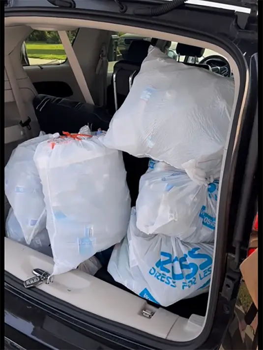 "Seinget aku 25 (sen) kalau enggak salah per pound, yang paling mahal itu beling sama kaleng, kalau enggak salah paling mahal bisa sampai 1 dollar (AS)," kata Cinta sambil membisahkan plastik dan botol. [Instagram/king_uyakuya]