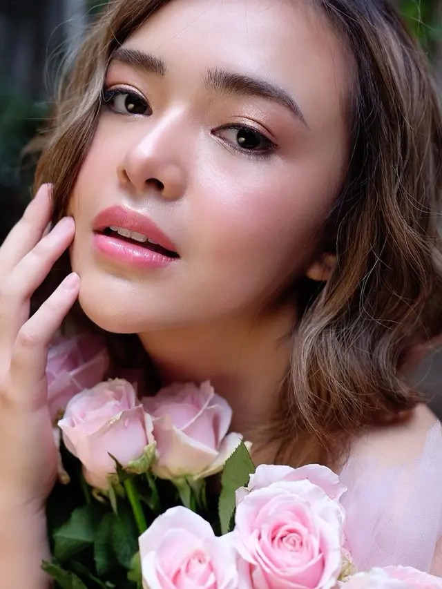 Tampil Beda, Ini 6 Gaya Pemotretan Terbaru Amanda Manopo dengan Makeup Natural