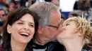 Aktor Fabrice Luchini mencium aktris Valeria Bruni Tedeschi saat Festival Film Cannes ke-69 di Cannes , Prancis , 13 Mei 2016. Hebohnya di acara ini, Fabrice Luchini mencium mesra kedua pemeran wanita yang bermain film bersamanya. (REUTERS / Yves Herman)