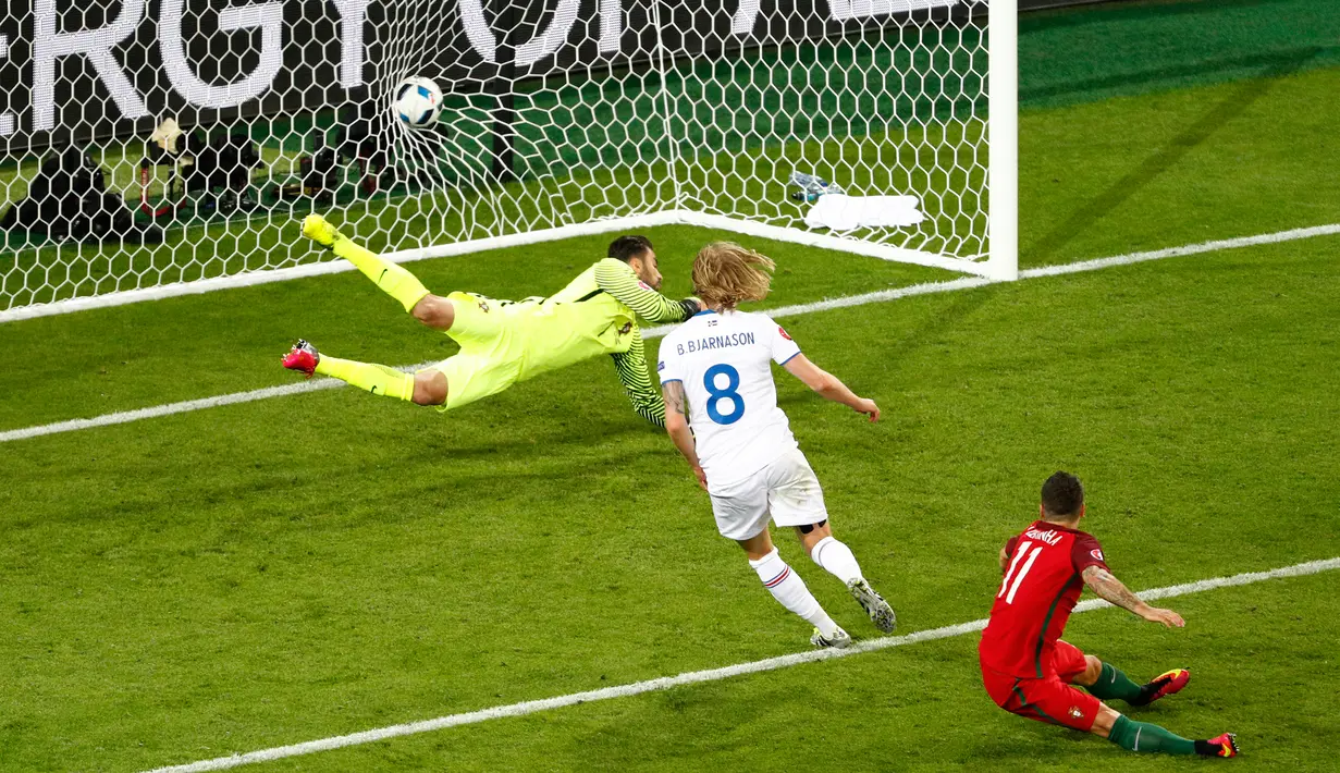 Kiper Portugal, Rui Patricio gagal menghalau bola tendangan gelandang Islandia, Birkir Bjarnason pada laga Grup F Piala Eropa di Stade Geoffroy-Guichard, Prancis, Selasa (14/6). Islandia berhasil tahan imbang Portugal 1-1. (REUTERS/Max Rossi)