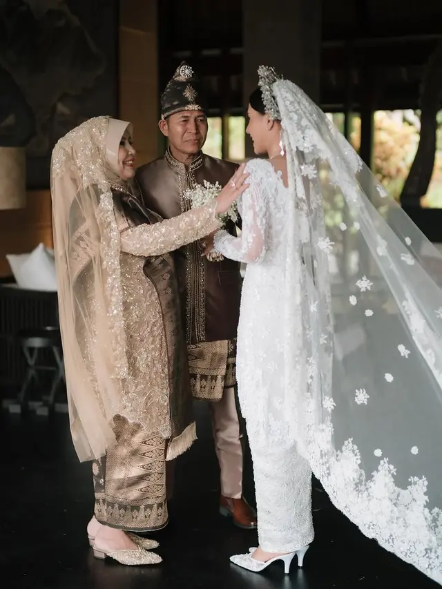 6 Potret Keluarga Angga Yunanda dan Shenina di Akad Nikah, Berbusana Cokelat Elegan