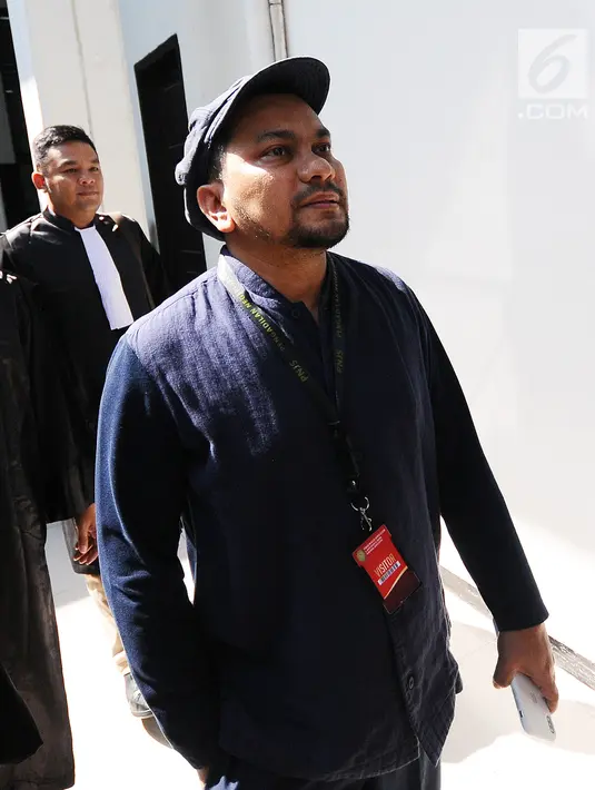 Penyanyi Tompi tiba di PN Jakarta Selatan, Selasa (23/4). Tompi bersaksi tanpa mengantungi izin dari Perhimpunan Dokter Bedah Plastik. Baginya ia tak perlu mendapatkan izin, sebab kehadirannya di persidangan Ratna Sarumpaet atas undangan PN Jaksel sebagai saksi fakta. (Liputan6.com/Herman Zakharia)