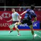 Tunggal putra Indonesia, Anthony Sinisuka Ginting berusaha mencocor bola di depan net saat menghadapi wakil Singapura, Loh Kean Yew pada babak perempatfinal Daihatsu Indonesia Masters 2024 di Istora Senayan, Jakarta, Jumat (26/1/2024). Anthony Ginting menang dua game langsung dengan skor 21-17, 21-19. (Bola.com/Bagaskara Lazuardi)