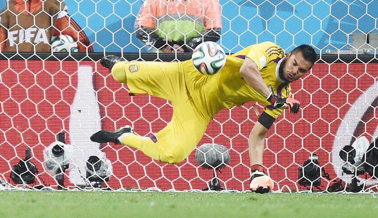 Kiper Manchester United, Sergio Romero adalah pemain yang ikut membawa Argentina meraih medali emas pada Olimpiade Beijing 2008 usai mengalahkan NIgeria 1-0. (EPA/Marius Becker)