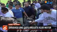 Sandi juga menyempatkan diri mengamati salah satu sepeda motor lawas milik anggota klub.