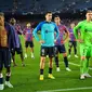 Reaksi sejumlah pemain Barcelona usai dipaksa menyerah dengan skor 0-3 kala menjamu Bayern Munchen di Spotify Camp Nou dalam laga matchday 5 fase grup Liga Champions 2022/2023, Kamis (27/10/2022) dini hari WIB. (AFP/Pau Barrena)