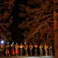 Penjaga Taman Nasional Sequoia dan petugas pemadam memantau dari kejauhan titik api yang membakar Hutan Nasional Sierra di California, AS, Jumat (21/8/2015). Mereka berusaha agar api tak menyebar luas hingga pemukiman penduduk. (REUTERS/Max Whittaker)