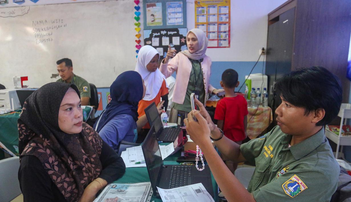 Salah satu orang tua siswa difoto saat pelaksanaan program Layanan Anak Sekolah Suku Dinas Kependudukan dan Pencatatan Sipil (Dukcapil) Jakarta Selatan (Laksana Sultan) di Sekolah Dasar Negeri (SDN) Kebagusan 01, Pasar Minggu, Jakarta, Senin (4/5/2026). Suku Dinas Kependudukan dan Pencatatan Sipil (Dukcapil) Jakarta Selatan kembali menggelar layanan jemput bola bertajuk "Laksana Sultan". (merdeka.com/Arie Basuki)