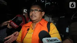 Ekspresi Bupati Indramayu, Supendi saat ditanya sejumlah awak media usai menjalani pemeriksaan 1 x 24 jam pasca terjaring Operasi Tangkap Tangan (OTT) terkait dugaan suap pengaturan proyek dilingkungan Pemkab Indramayu tahun 2019 di Gedung KPK, Jakarta, Rabu (16/10/2019). (merdeka.com/Dwi Narwoko)