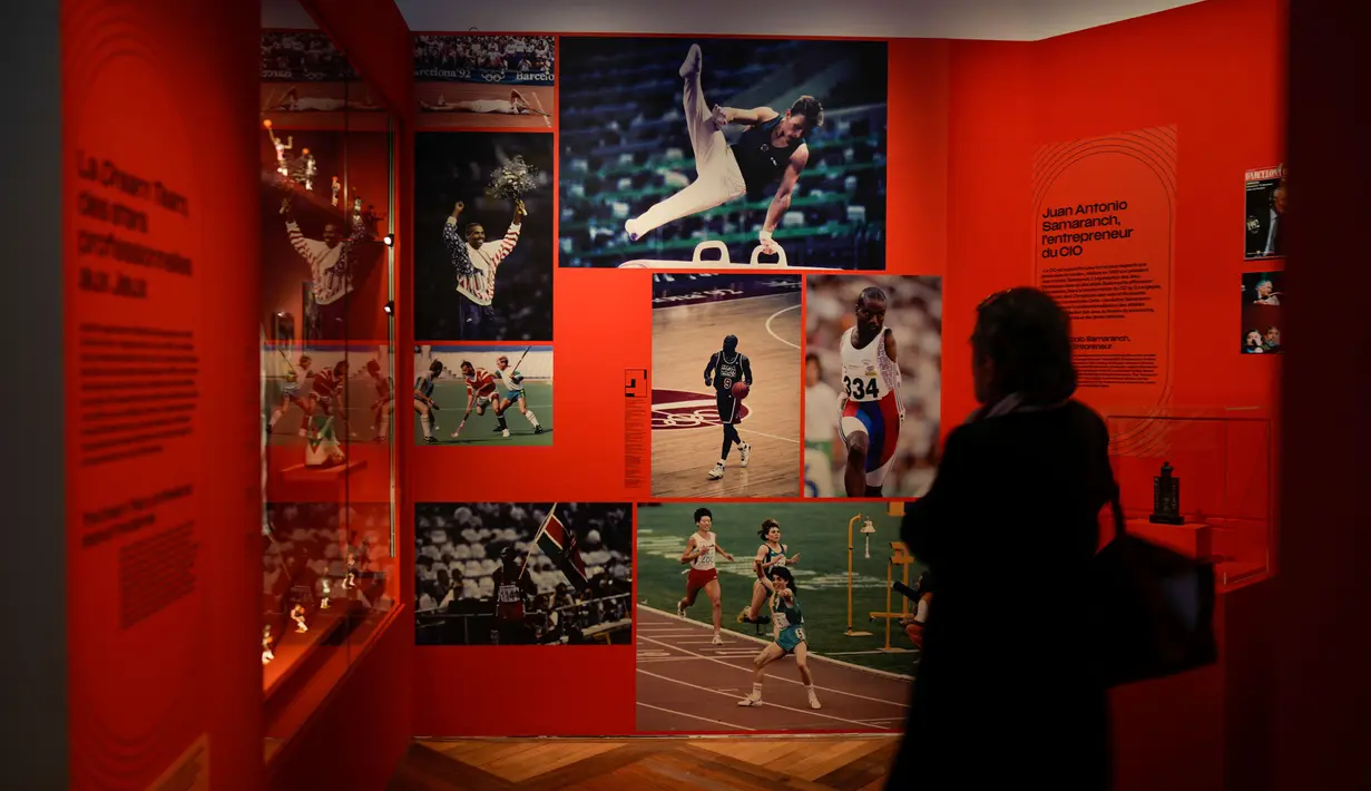 Seorang pengunjung berjalan melewati pameran "Olympism, Sejarah Dunia 1896-2024" di Museum Nasional Sejarah Imigrasi Prancis, Paris, Rabu, 24 April 2024. (AP Photo/Thibault Camus)