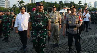 Kapolri Jenderal Pol Tito Karnavian dan Panglima TNI Jenderal Marsekal Hadi Tjahjanto meninjau pasukan saat gelar apel operasi ketupat 2019 di lapangan Silang Monas, Jakarta, Selasa (28/5/2019).  Apel gelar pasukan operasi ketupat 2019 melibatkan 160.335 personel gabungan. (merdeka.com/Imam Buhori)