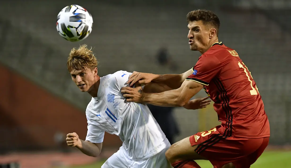 Bek timnas Belgia, Thomas Meunier berebut bola dengan penyerang timnas Islandia Albert Guomundsson pada matchday kedua UEFA Nations League A Grup 2 di King Baudouin Stadium, Rabu (9/9/2020) dini hari WIB. Belgia yang sempat tertinggal lebih dulu, menang telak 5-1 atas Islandia. (JOHN THYS/AFP)