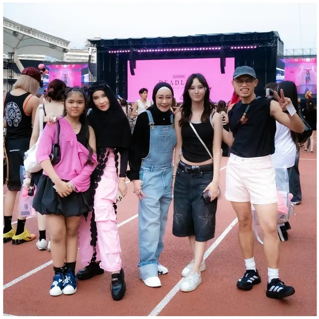 Outfit Kasual 8 Artis Indonesia Nonton Konser BLACKPINK di Korea Selatan