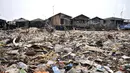 Hamparan sampah yang memenuhi pesisir Cilincing, Jakarta Utara, Rabu (28/3). Tumpukan sampah tersebut memenuhi pesisir Cilincing mulai dari KBN Marunda hingga pemukiman warga yang diperkirakan mencapai ratusan ton. (Merdeka.com/Iqbal S. Nugroho)