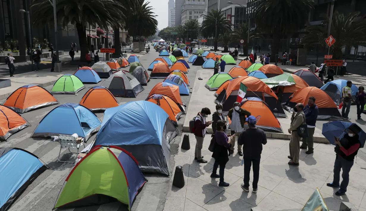 Demonstran yang menuntut pengunduran diri Presiden Meksiko Andres Manuel Lopez Obrador berkemah di Jalan Juarez Avenue dan Reforma Mexico City, Senin (21/9/2020). Para demonstran memutuskan untuk berkemah di jalan, memblokir Jalan Juarez sepenuhnya. (AP Photo/Eduardo Verdugo)