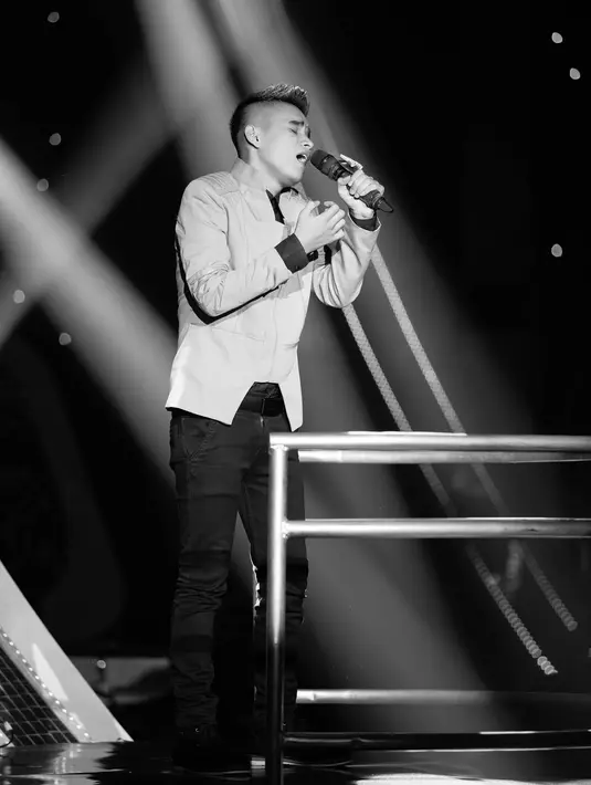 Penampilan Ilham yang sukses membawakan lagu ‘Tabir Kepalsuan’ menuai pujian dari komentator, salah satunya Rita Sugiarto yang menyebut Ilham tampan, pintar menyanyi serta memiliki suara yang bagus. (Dezmond Manullang/Bintang.com)