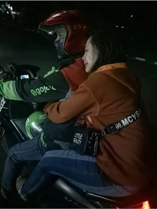 Momen Kocak Driver Ojek Online Dapat Penumpang Galau Ini Bikin Cengar-Cengir