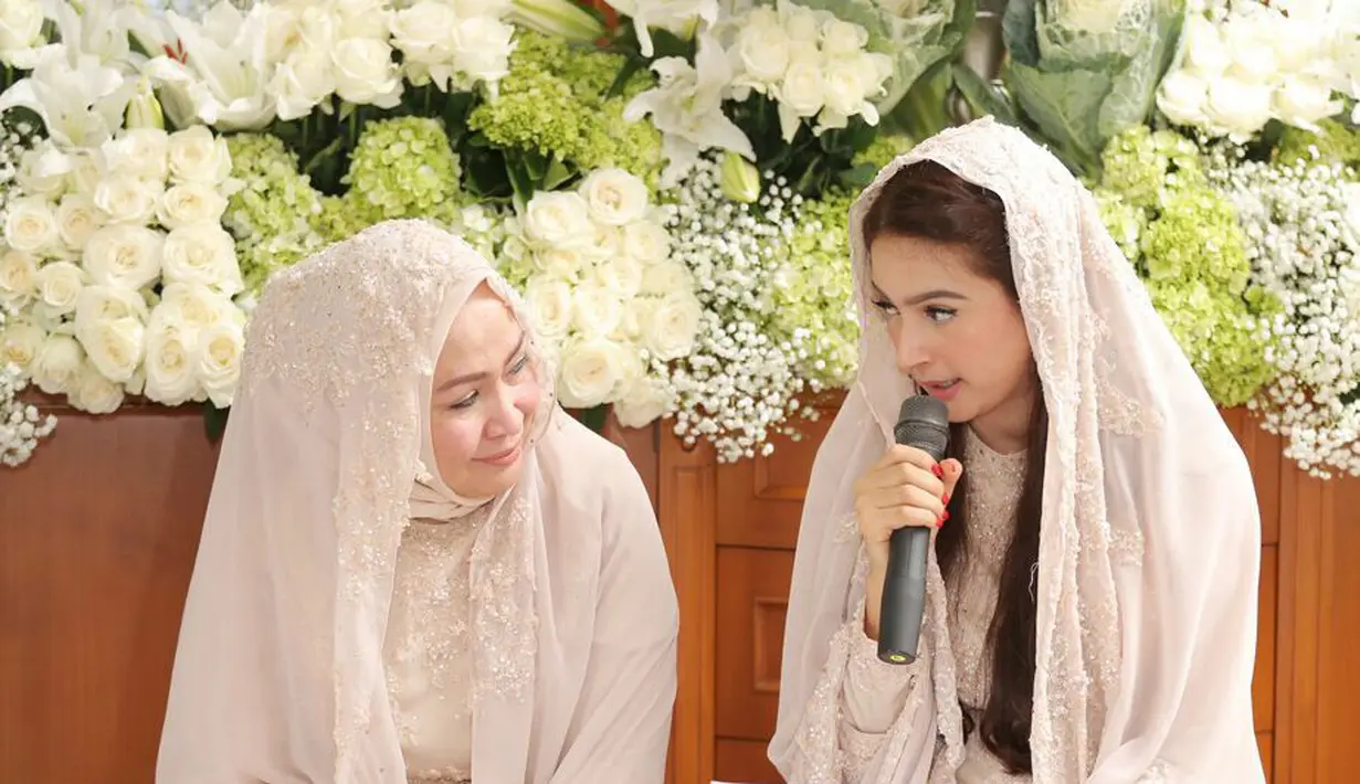 Acara pengajian ini menjadi satu dari rangkaian agenda jelang pernikahan Nabila Syakieb dan Reshwara Argya Radinal. Akad nikah dan resepsinya akan berlansung di Hotel Ritz Carlton, Kuningan, Jakarta Selatan, 20 Desember 2015. (Ruben Silitonga/Bintang.com)