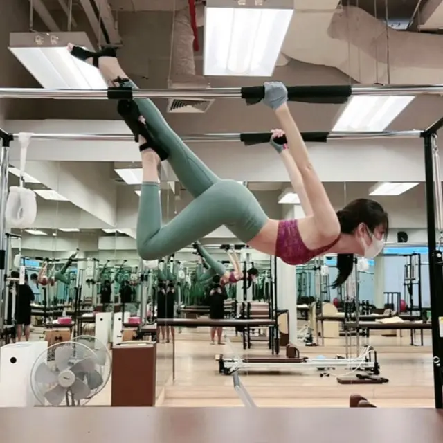 Nong Poy sedang olahraga pilates. (Instagram/@poydtreechada)