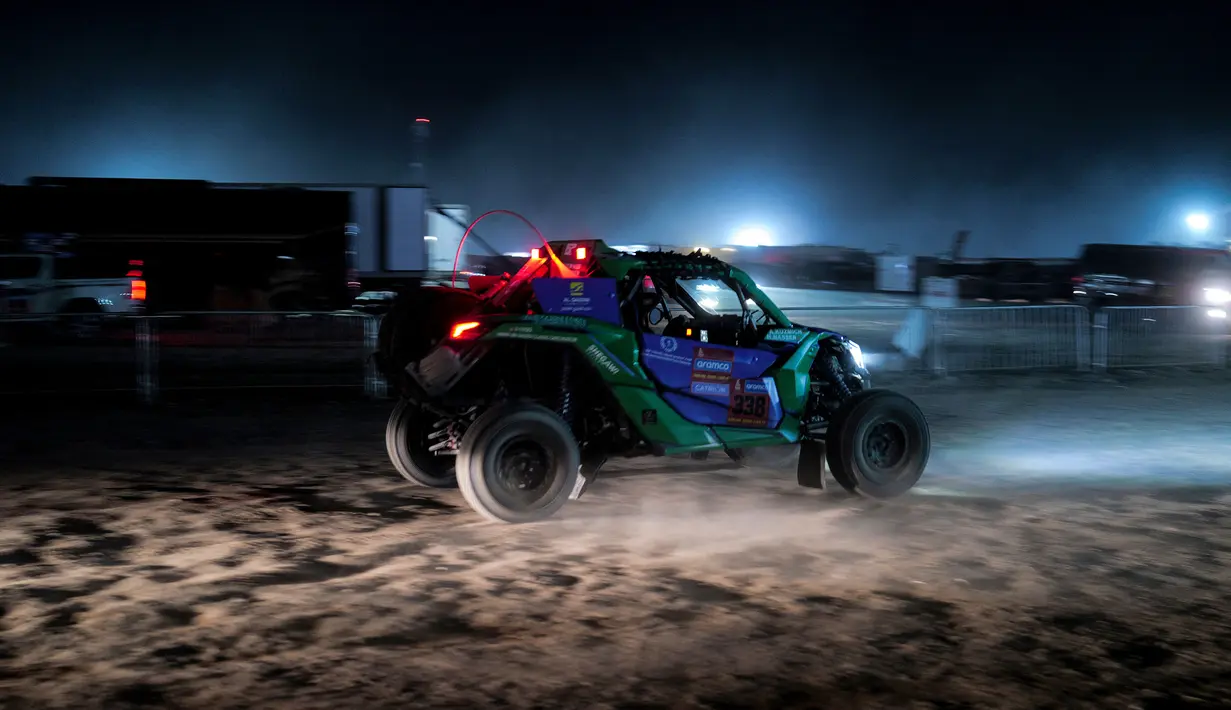 Mobil tim Shegawi Racing saat mengikuti uji coba sebelum ajang Reli Dakar 2025 pada Kamis (02/01/2025) waktu setempat di Bisha, Arab Saudi. Ajang tersebut akan berlangsung pada 3 hingga 17 Januari 2025. (AFP/Valery Hache)