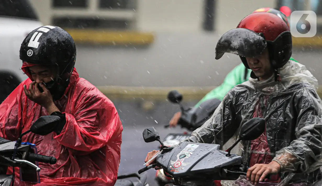 Sejumlah pengendara menerjang hujan deras di kawasan Jalan Sudirman, Jakarta, Jumat (9/12/2022). Penjabat Gubernur DKI Jakarta Heru Budi Hartono menyebut pihaknya akan mengkaji penerapan bekerja dari rumah atau work from home (WFH), hal ini berkaitan dengan arahan dari Presiden Joko Widodo atau Jokowi tentang potensi cuaca ekstrem pada penghujung 2022. (Liputan6.com/Faizal Fanani)