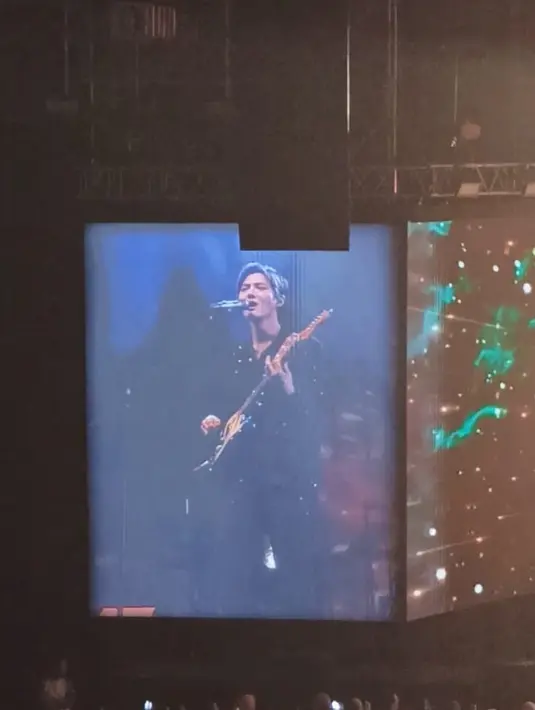 Penampilan Suho di konser solonya di Tennis Indoor, Senayan, Jakarta, Sabtu (10/8). [Foto: Lanny Kusuma/Fimela]