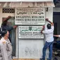 Polisi Solo mencopot papan nama markas Khilafatul Muslimin Solo yang beralamat di Jalan Sawo 4, Kelurahan Karangasem, Kecamatan Laweyan, Solo, Kamis (9/6).(Liputan6.com/Fajar Abrori)