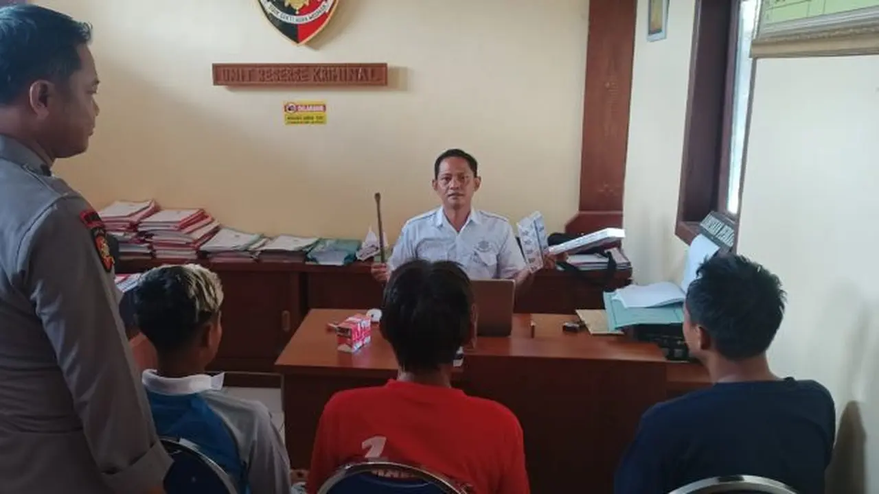 Polisi melakukan penyiditikan terhadap pelaku pencurian rokok di Kabupaten Jember (Istimewa)