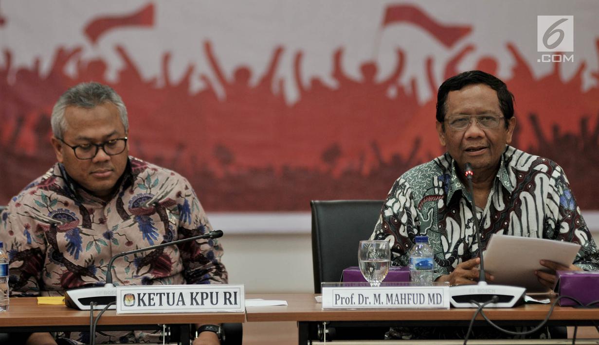 Ketua KPU Arief Budiman dan Ketua Gerakan Suluh Kebangsaan Mahfud MD saat menggelar pertemuan di Gedung KPU, Jakarta, Rabu (10/4). Kedatangan Gerakan Suluh Kebangsaan dalam rangka silaturahmi dan mendukung KPU mewujudkan Pemilu fair dan bermartabat. (merdeka.com/Iqbal S Nugroho)