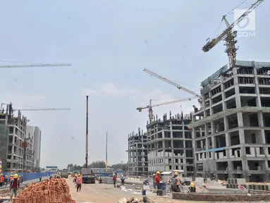 Pekerja menyelesaikan proyek pembangunan Apartemen Meikarta di Cikarang, Bekasi, Jawa Barat, Kamis (18/10). Pengerjaan proyek Meikarta tetap berjalan meski KPK menetapkan adanya suap perizinan lahan seluas 774 hektare tersebut. (Merdeka.com/Iqbal Nugroho)