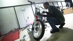 Seorang mekanik memodifikasi motor di Jakarta, Selasa (29/3/2022). Modifikasi motor tersebut merupakan konversi  bahan bakar minyak ke motor listrik. (merdeka.com/Imam Buhori)