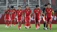 Pemain Timnas Indonesia U-23 memasuki lapangan pertandingan dalam laga uji coba melawan India di Stadion Madya, Senayan, Jakarta, Jumat (10/10/2025). (Bola.com/Muhammad Iqbal Ichsan)