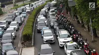 Pengendara sepeda motor melintas di Jalan HR Rasuna Said, Kuningan, Jakarta, Kamis (22/6). Tiga ruas jalan protokol yang tidak boleh dilalui sepeda motor yakni Jalan Rasuna Said, Jalan Sudirman, serta Jalan Gatot Subroto. (Liputan6.com/Immanuel Antonius)