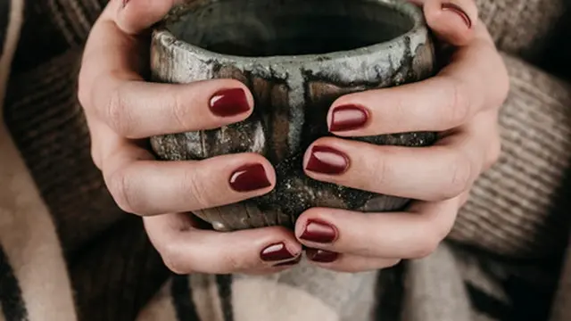 Desain Nail Art Dengan Detail Mewah