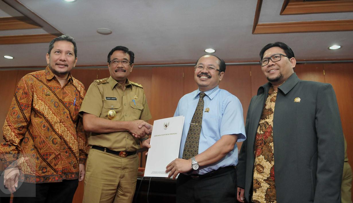 Wakil Gubernur DKI Jakarta Djarot Saiful Hidayat (kedua kiri) bersama Ketua Ombudsman RI, Amzulian Rifai (ketiga kanan) usai membahas peningkatan mutu pelayanan Ibu Kota DKI di gedung Ombudsman RI, Jakarta, Selasa (27/7). (Liputan6.com/Gempur M Surya)