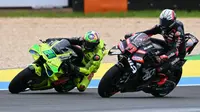 Pembalap Italia dari Pertamina Enduro VR46 Racing Team, Franco Morbidelli (kiri), dan pembalap Italia dari Aprilia Racing, Marco Bezzecchi, berkompetisi selama sesi latihan MotoGP Grand Prix Brasil di sirkuit internasional Ayrton Senna di Goiania, negara bagian Goias, Brasil, pada 20 Maret 2026. (EVARISTO SA/AFP)