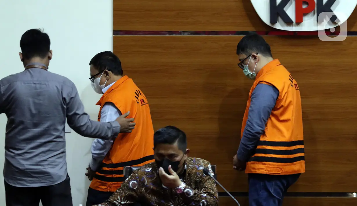 Dua tersangka kasus dugaan suap terkait pelaksanaan berbagai proyek infrastruktur di Kabupaten Maberamo Tengah, Papua yang melibatkan Bupati Mamberamo Tengah, Ricky Ham Pagawak digiring petugas usai rilis penahanan di Gedung KPK, Jakarta, Kamis (8/9/2022). Terkait kasus tersebut, KPK menahan Dirut PT Bina Karya Raya, Simon Pampang dan Jusie Andra Pribadi Pampang (Direktur PT Bumi Abadi Perkasa). (Liputan6.com/Helmi Fithriansyah)