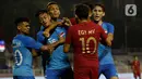 Gelandang Timnas Indonesia U-22, Egy Maulana, bersitegang dengan pemain Timnas Singapura U-22 dalam pertandingan Grup B SEA Games 2019 di Stadion Rizal Memorial, Manila, Kamis (28/11/2019). Indonesia menang dengan skor 2-0 atas Singapura. (Bola.com/M Iqbal Ichsan)