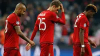 Pemain Muenchen, Arturo Vidal, Thomas Muller dan David Alaba tertenduk lesu usai pertandingan melawan Atletico Madrid di semifinal Liga Champions di Allianz Arena (4/5). Atletico melaju ke final dengan aggregat gol tandang. (Reuters/Michaela Rehle)