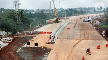 Pemandangan proyek pembangunan Jalan Tol Lingkar Luar Jakarta (JORR) II ruas Cinere-Serpong di kawasan Pondok Cabe, Tangerang Selatan, Banten, Jumat (13/12/2019). Pembangunan kontruksi ruas tol sepanjang 10,14 kilometer tersebut saat ini sudah 73 persen. (Liputan6.com/Faizal Fanani)