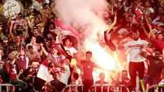 Para suporter Mesir menyalakan flare merayakan keberhasilan negaranya lolos ke Piala Dunia 2018 di Stadion Borg El Arab, Alexandria, Senin (8/10/2017). Mesir lolos ke Piala Dunia setelah absen sejak gelaran tahun 1990. (AP/Nariman El-Mofty)