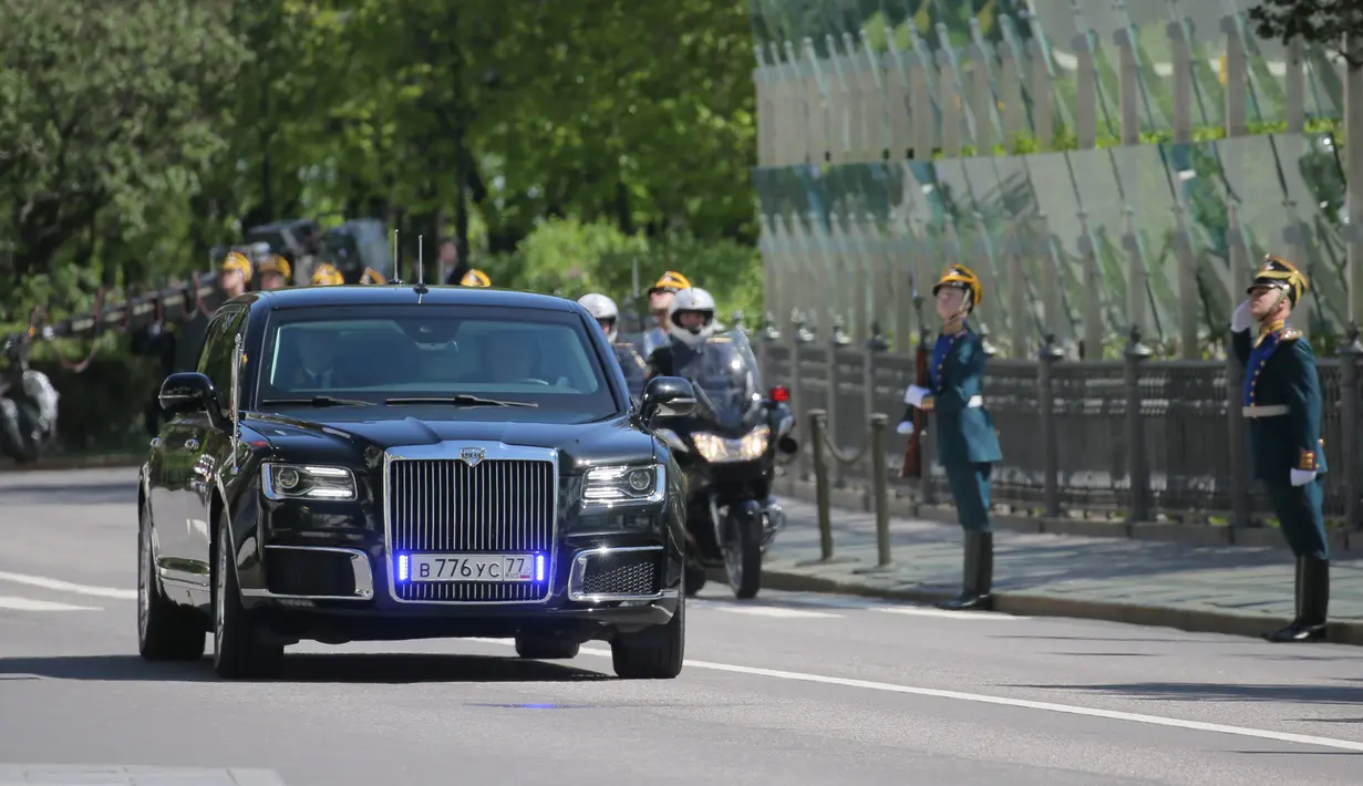 Kortezh, limosin baru yang dinaiki Vladimir Putin ke pelantikannya sebagai Presiden Rusia di Kremlin, Moskow, 7 Mei 2018. Mobil kepresidenan resmi baru itu bagian dari proyek Kortezh yang dirancang dan diproduksi di Rusia. (AFP/SPUTNIK/Sergei SAVOSTYANOV)
