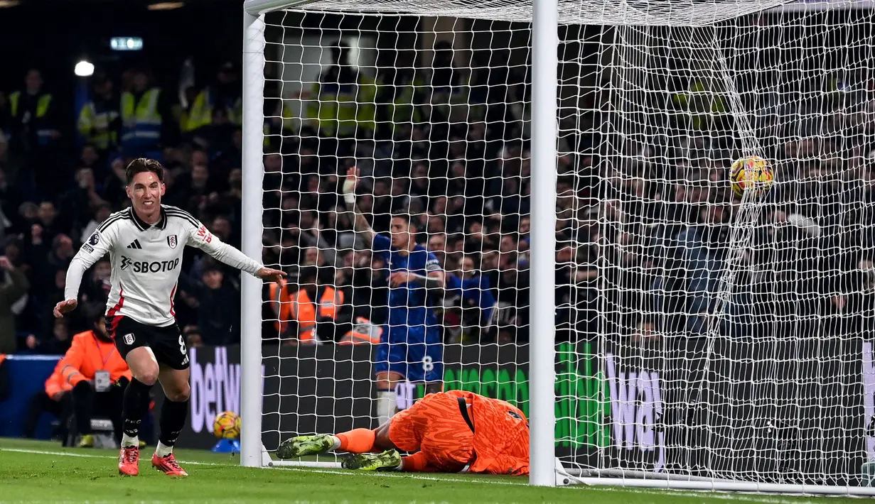 Pemain Fulham, Harry Wilson mencetak gol penyeimbang 1-1 ke gawang Chelsea pada laga lanjutan Liga Inggris 2024/2025 di Stamford Bridge, London, Inggris, Jumat (27/12/2024) WIB. (AFP/Glyn Kirk)