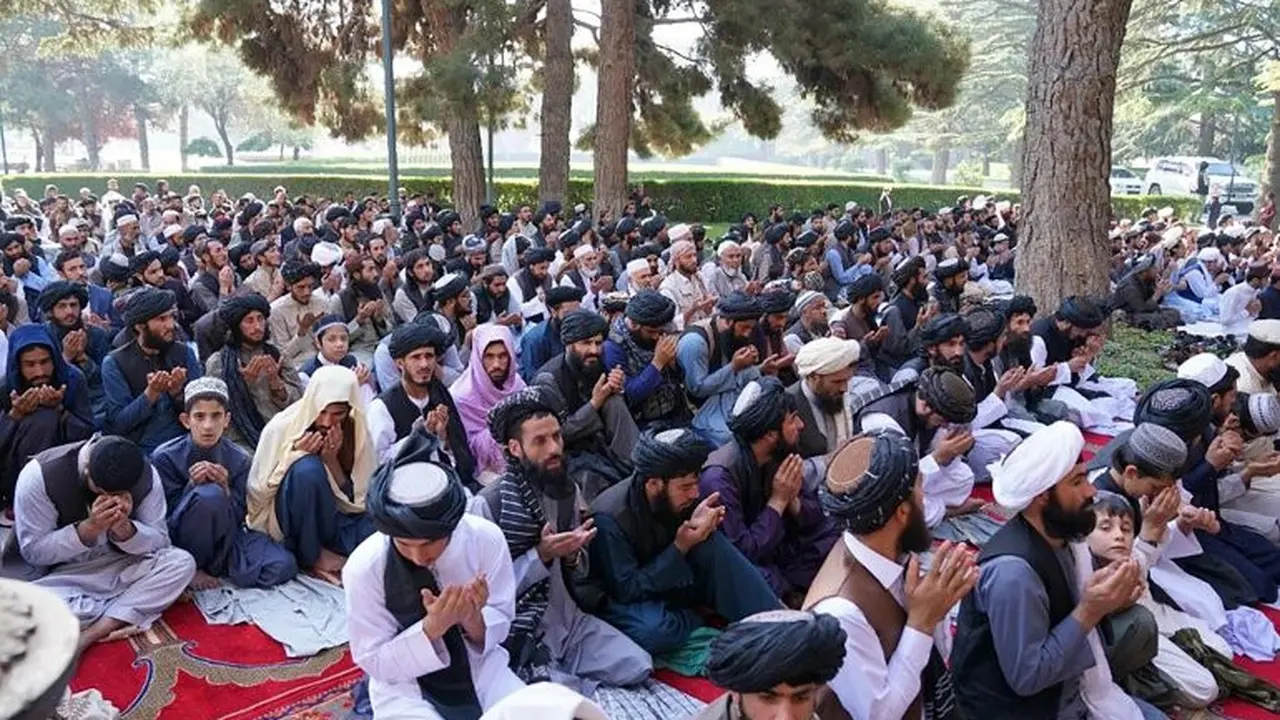 Pemimpin Taliban Haibatullah Akhunzada pada hari Minggu mengucapkan selamat kepada rakyat Afghanistan atas "kemenangan dan kebebasan" tanpa menyebutkan krisis kemanusiaan di negara itu [Foto oleh Otoritas Taliban melalui AFP]