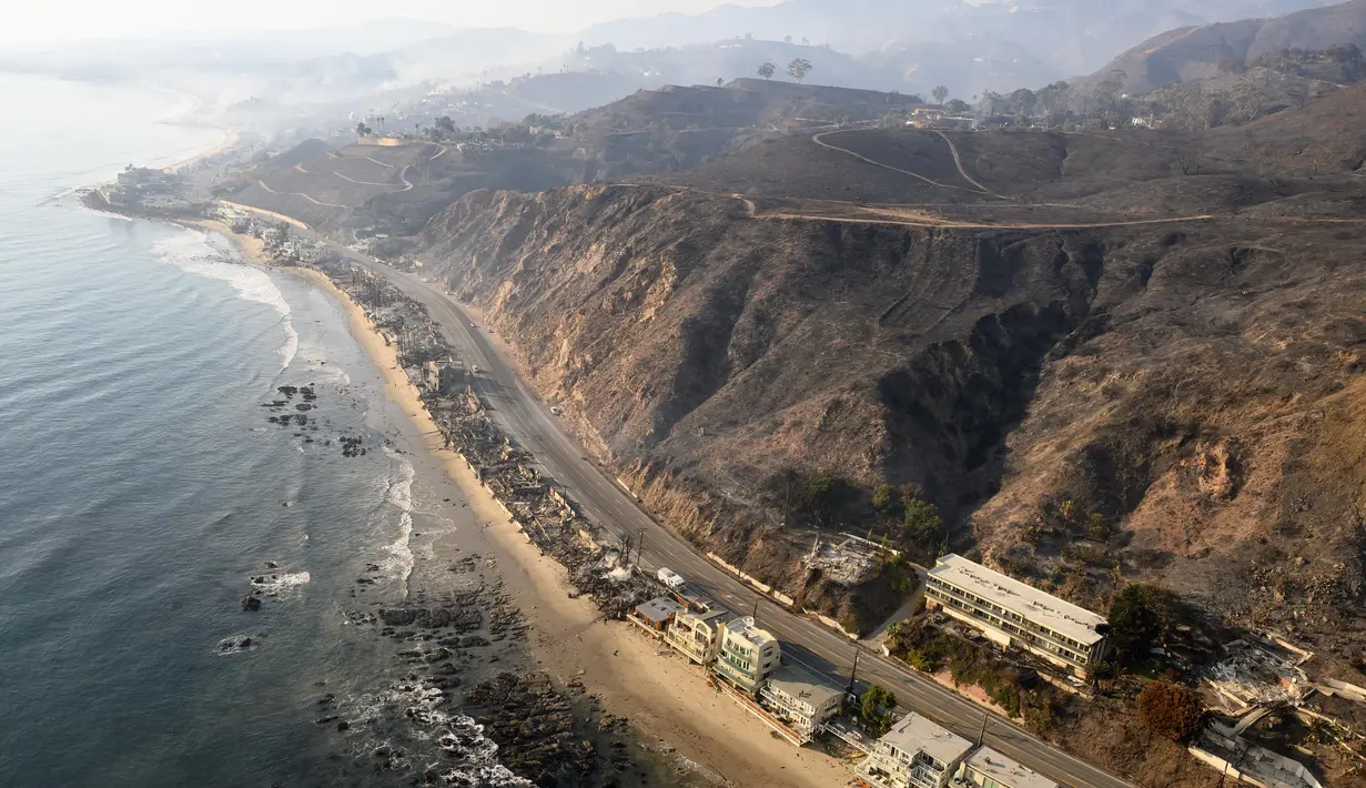 Kebakaran hutan dan lahan di Los Angeles masih belum mereda. Dua kebakaran hutan besar masih mengancam Los Angeles dari timur dan barat tanpa terkendali hingga Kamis, 9 Januari 2025. (JOSH EDELSON/AFP)