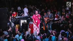 Musisi Tanah Air, Bonita tampil dalam acara musik amal bertajuk "Konser Kemanusiaan untuk Lombok" di kawasan Jakarta Selatan, Kamis (9/8). Sederet artis papan atas Indonesia menyumbangkan suara mereka. (Liputan6.com/Faizal Fanani)