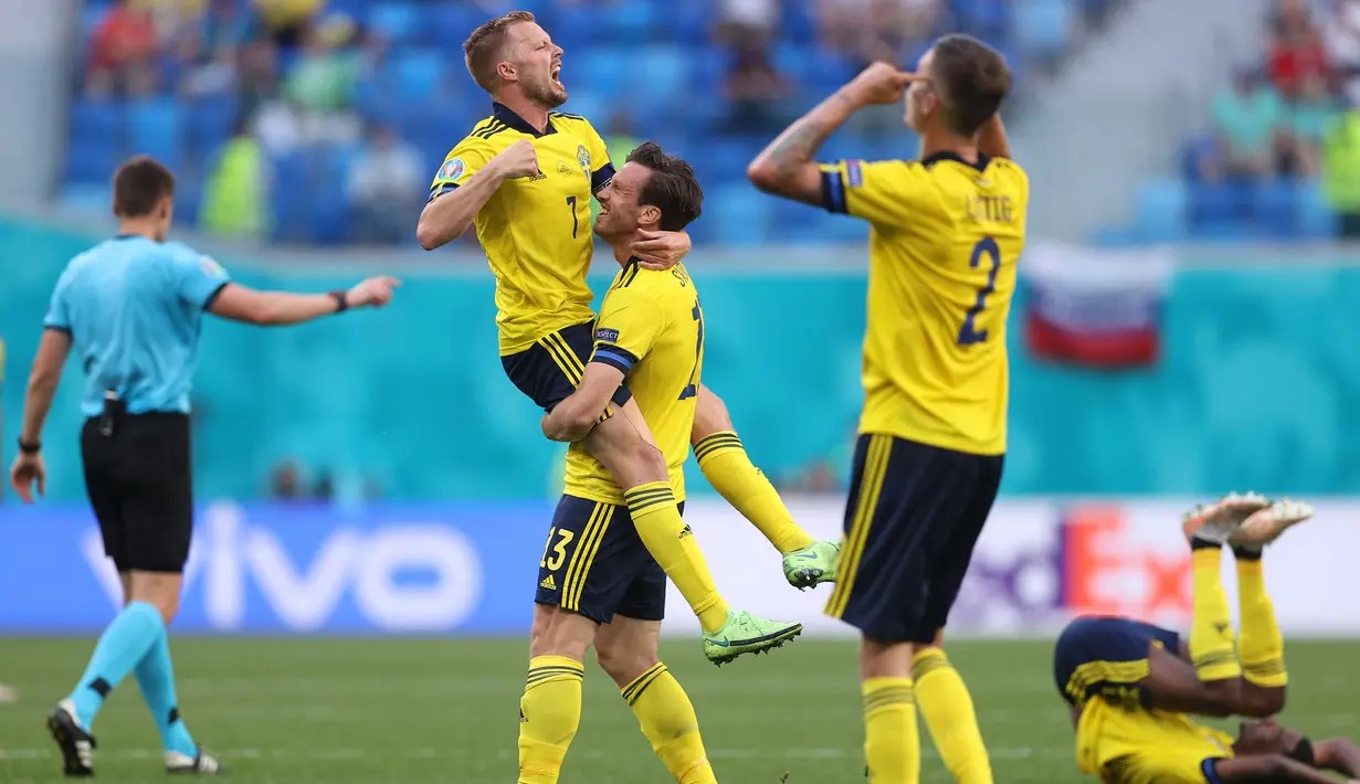 Timnas Swedia merayakan kemenangan pertama mereka di fase grup Euro 2020 setelah menang tipis 1-0 atas lawannya Slovakia di Stadion Krestovsky, Saint Petersburg, Rusia pada Jumat (18/06/2021) malam WIB. (Foto: AP/Pool/Lars Baron)
